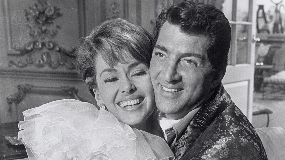 Die Schauspielerin Barbara Rush umarmt Dean Martin im Film von 1964.