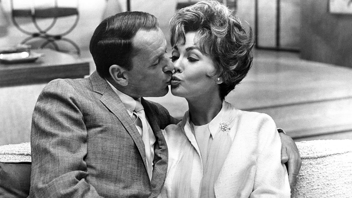 Frank Sinatra und Barbara Rush küssen sich auf der Leinwand