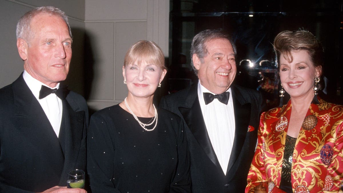 Paul Newman, Joanne Woodward, Warren Cowan und Barbara Rush lächeln gemeinsam in die Kamera.