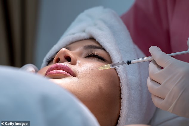 Frauen sind verzweifelt auf der Suche nach der perfekten Hautpflege oder lassen sich „präventiv mit Botox“ behandeln – selbst im Alter von 37 Jahren – was beweist, dass wir die Folgen des Alterns kennen, schreibt Holly Bourne