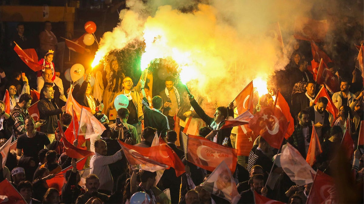 Anhänger der Republikanischen Volkspartei (CHP) versammeln sich vor dem Rathaus in Ankara