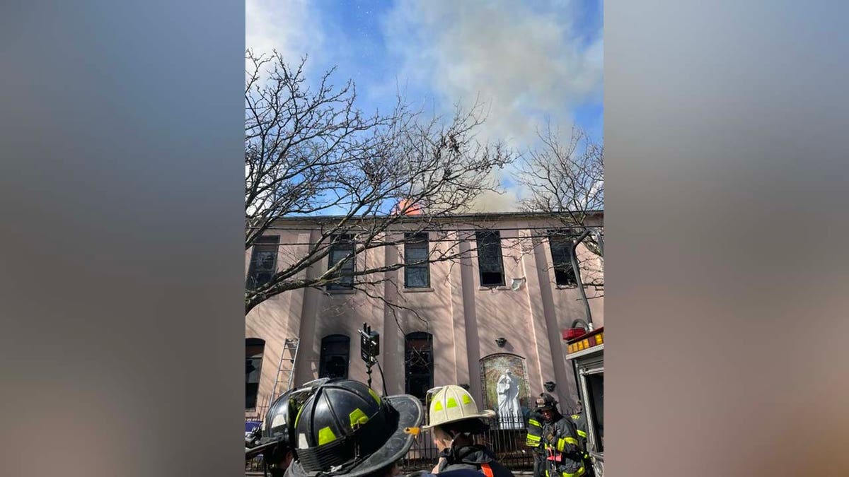 FDNY am Ort eines Kirchenbrandes mit fünf Alarmstufen