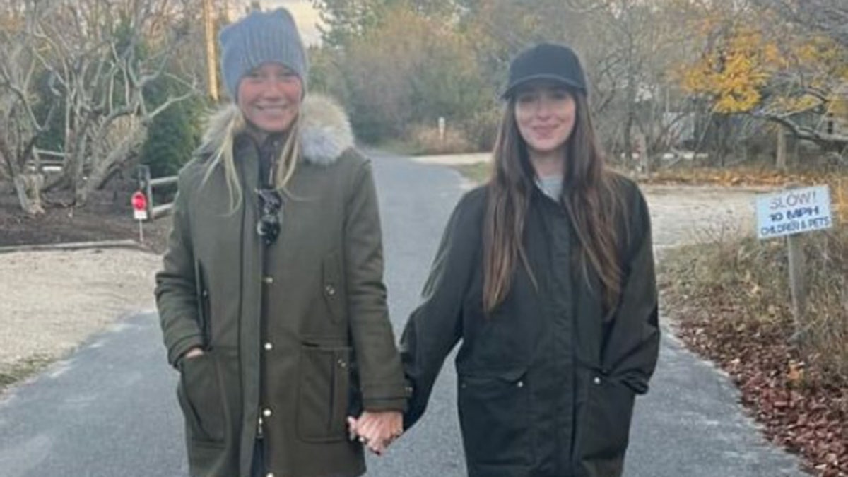 Ein Foto von Gwyneth Paltrow und Dakota Johnson in passenden Jacken,