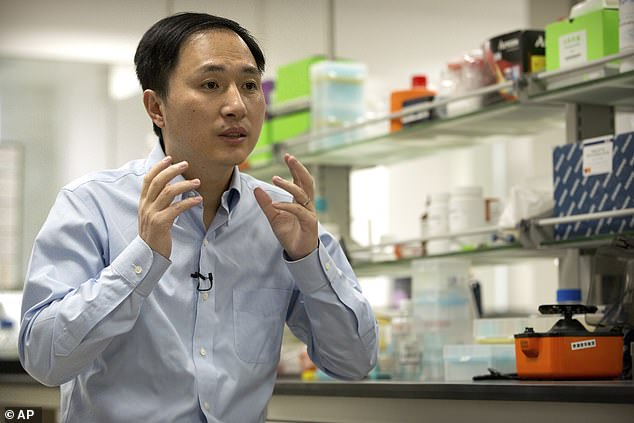 Dr. He (im Bild in seinem Labor im Jahr 2018) sagt, er sei stolz auf seine Forschung und dass die Gesellschaft die Bearbeitung des menschlichen Genoms „irgendwann akzeptieren“ werde