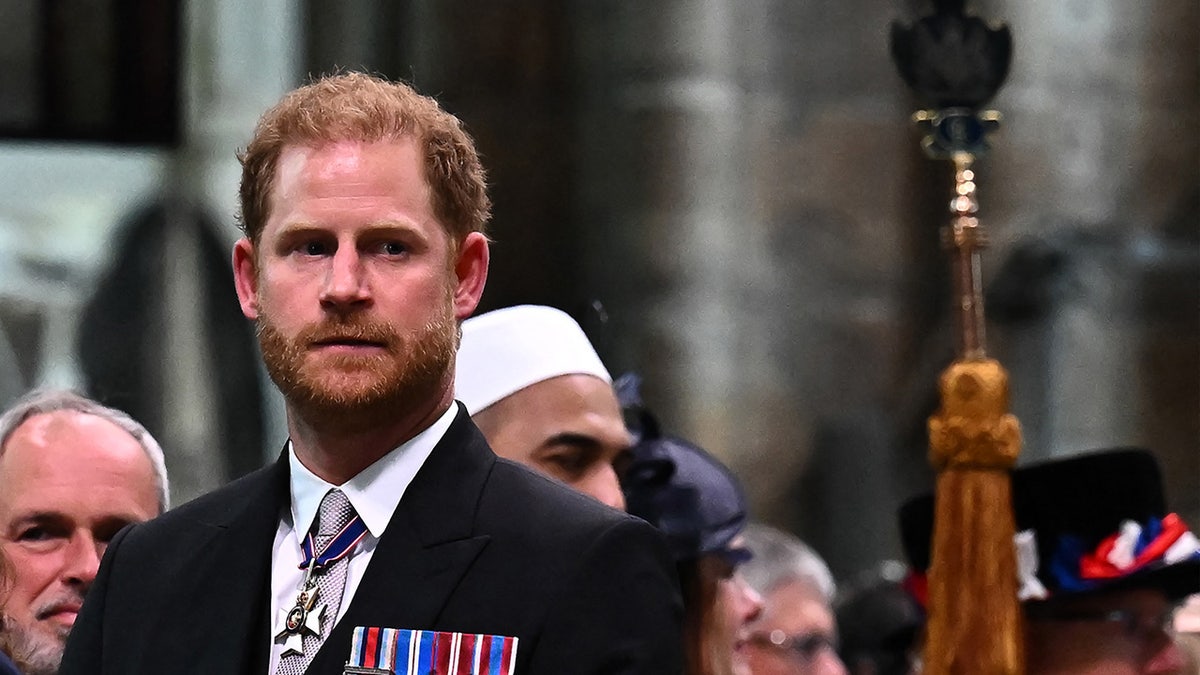 Eine Nahaufnahme von Prinz Harry in einem Anzug mit Medaillen