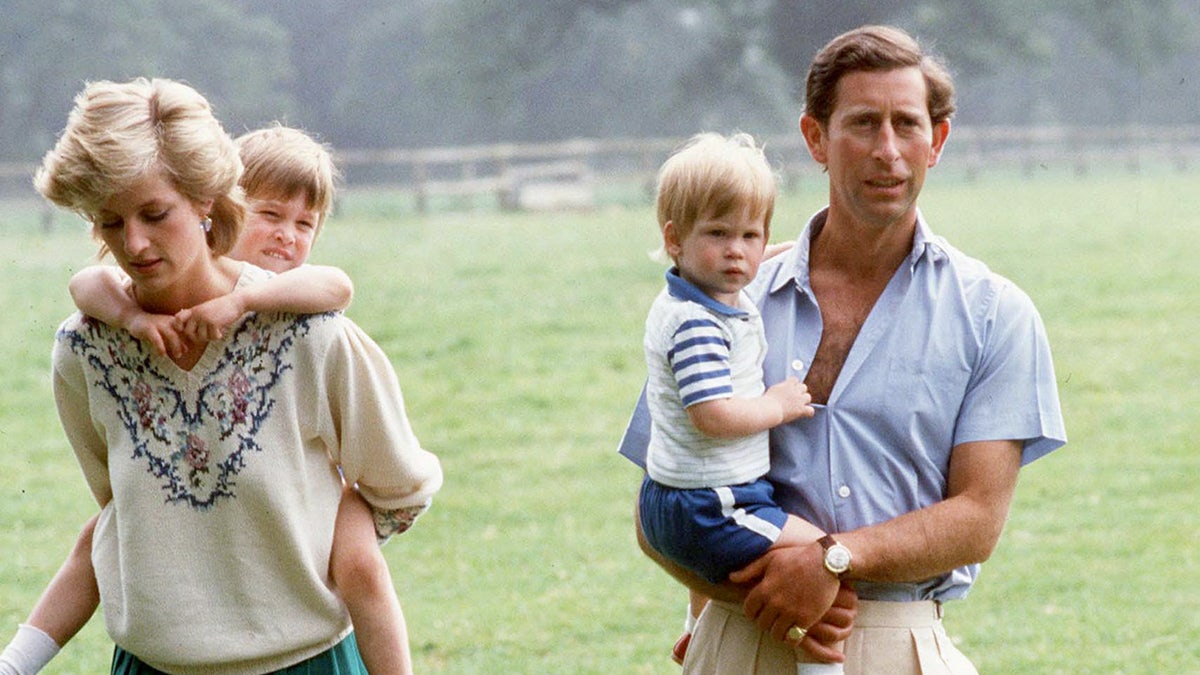 Prinzessin Diana und Prinz Charles tragen ihre Söhne