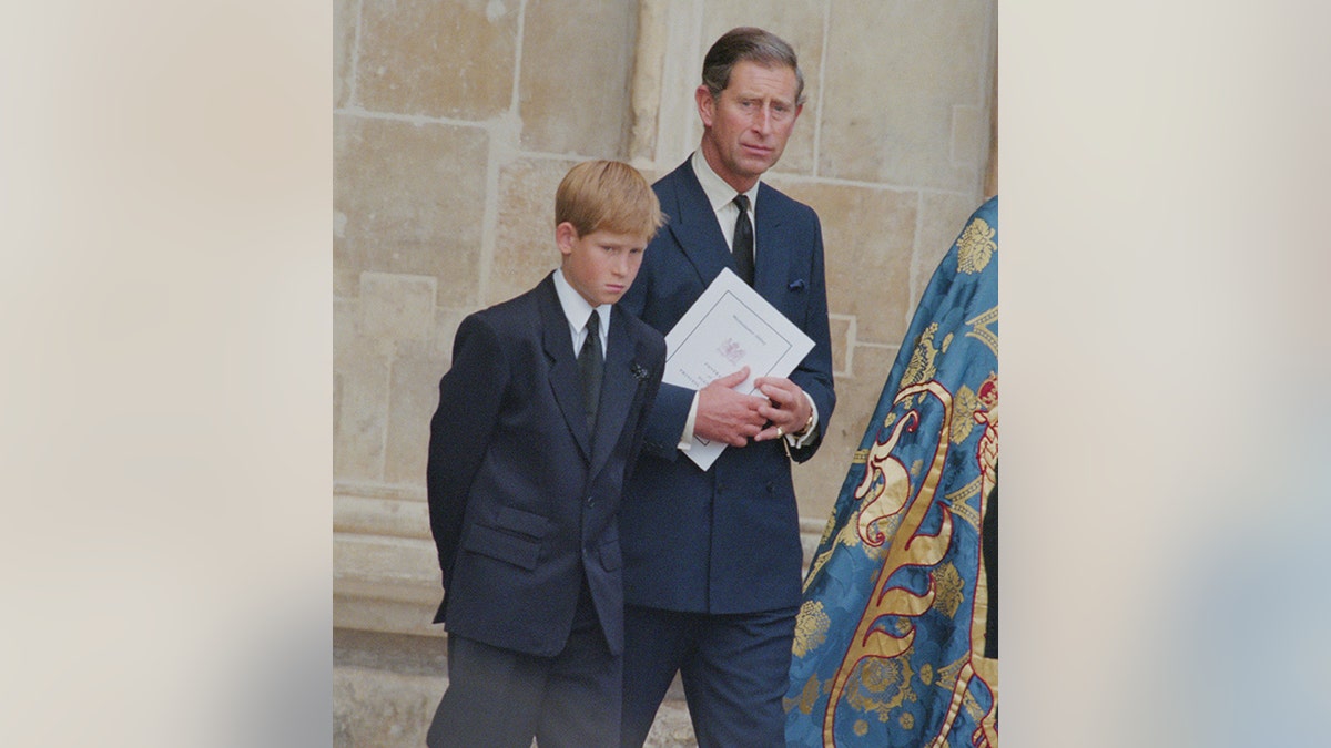 Prinz Harry und der heutige König Charles halten etwas in der Westminster Abbey anlässlich der Trauerfeier für Prinzessin Diana