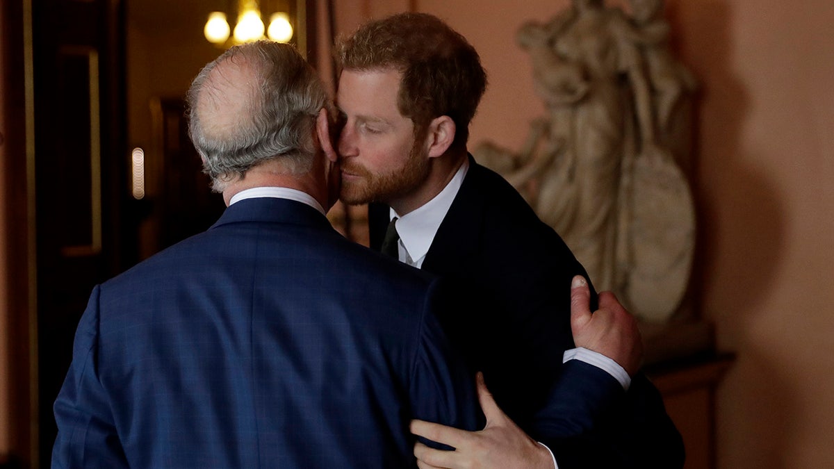 Prinz Harry küsst seinen Vater auf die Wange