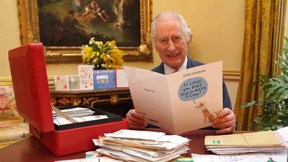 König Charles liest Grußkarten