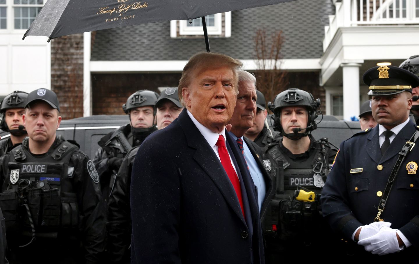 Der ehemalige US-Präsident Donald Trump nimmt am 28. März 2024 in Massapequa, NY, an der Trauerfeier für den ermordeten NYPD-Offizier Jonathan Diller teil