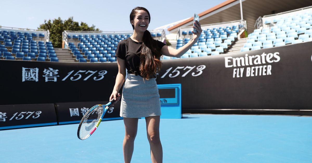 Valkyrae spielt Tennis, während sie vor dem Fortnite Summer Smash ein Selfie macht