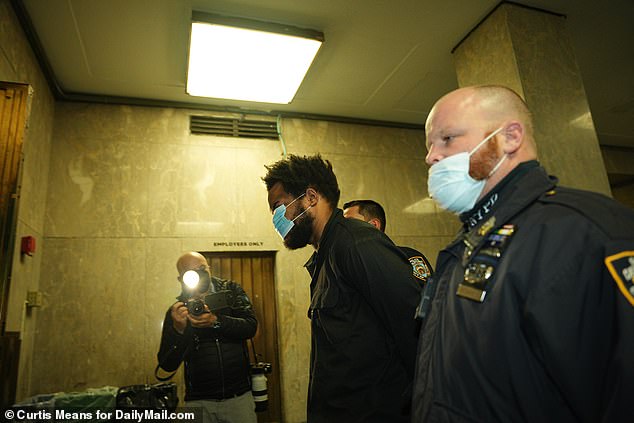 Israel benutzte eine Coronavirus-Maske, um seine Identität zu verschleiern, als er wegen der Anschläge im Januar vor Gericht erschien