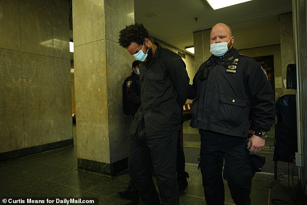Im Bild: Israel wird vor dem Strafgericht in Manhattan wegen Körperverletzung und Raub angeklagt, weil es einen barmherzigen Samariter geschlagen und gerippt hat, der ihm im Januar 2022 einen Mantel geben wollte