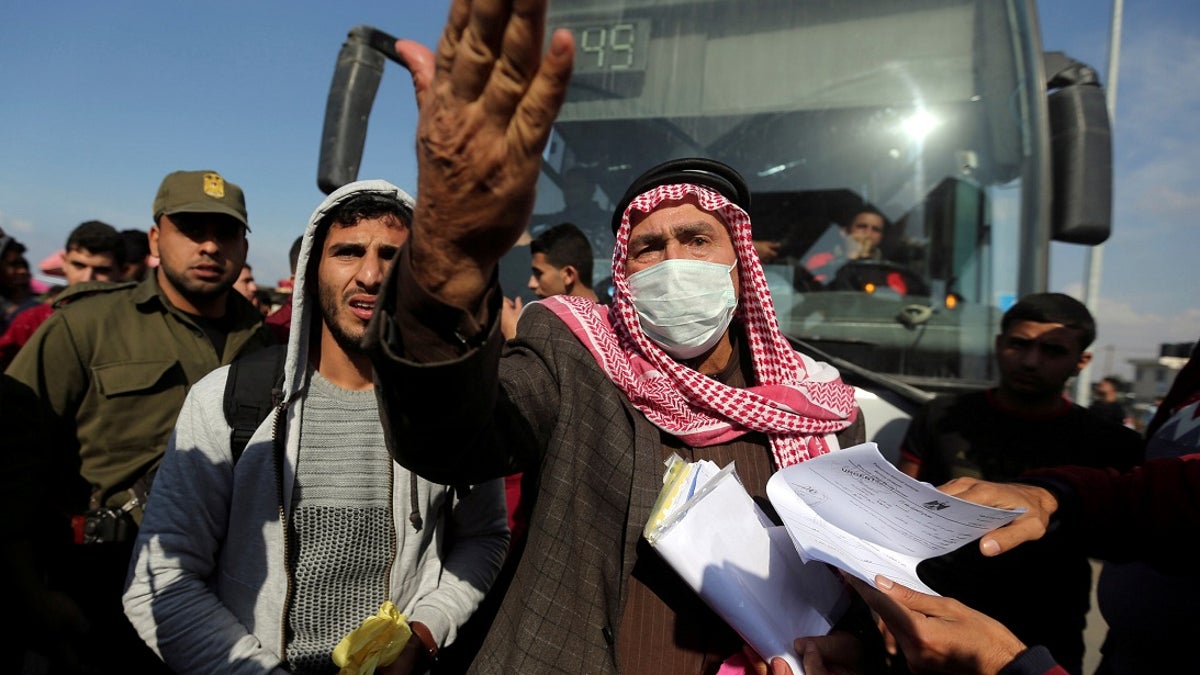 Palästinenser in Rafah in der Nähe eines Grenzübergangs