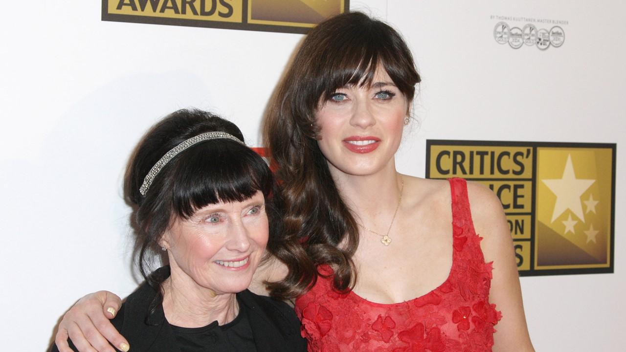 Zooey Deschanel und ihre Mutter nehmen am 18. Juni 2012 an den zweiten jährlichen Critics' Choice Awards der Broadcast Television Journalists Association teil