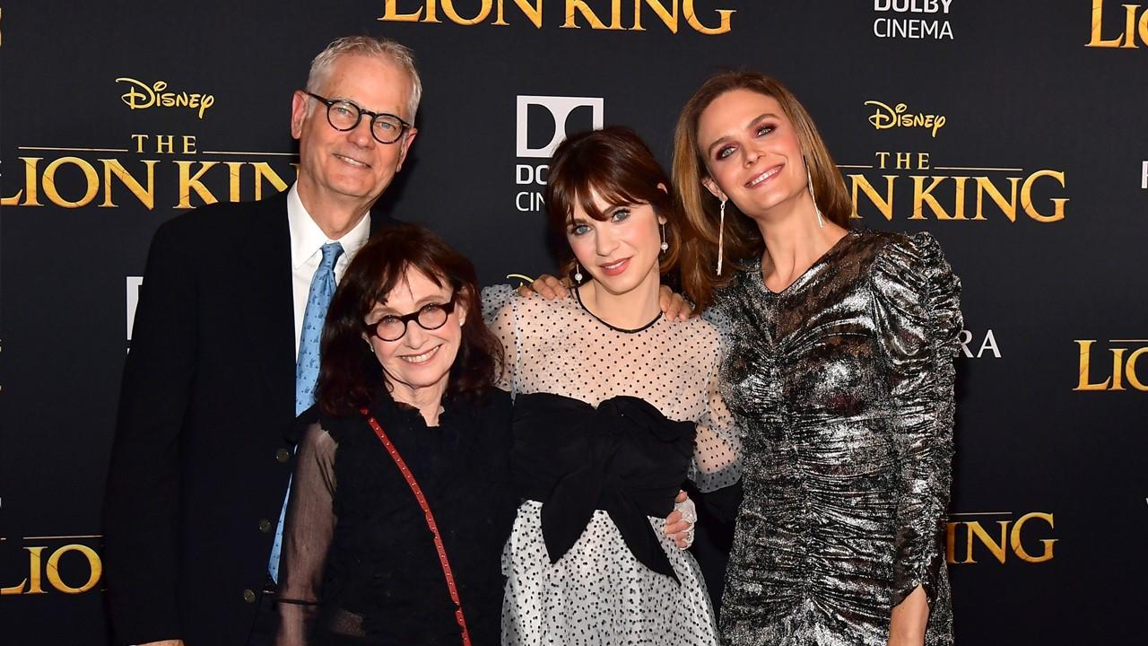 Zooey Deschanel mit ihren Eltern und ihrer Schwester bei der Premiere von Disney "Der König der Löwen" im Dolby Theater am 9. Juli 2019