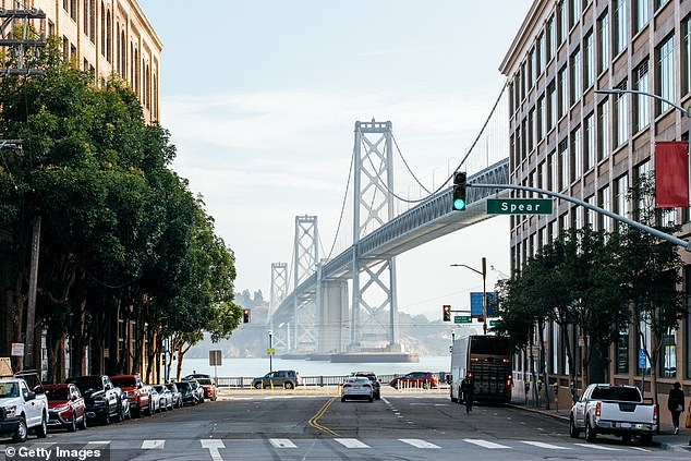 Die erstmals während der Weltwirtschaftskrise fertiggestellte San Francisco-Oakland Bay Bridge (oben) konnte 2007 tatsächlich einer Kollision mit einem Containerschiff standhalten. Doch im Gegensatz zur Francis Scott Key Bridge in Baltimore verfügte diese Brücke über Schutzbleche, um die Stöße abzufedern