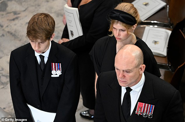 Im Bild: Lady Louise und ihr Bruder zusammen mit Mike Tindall in der Westminster Abbey zum Staatsbegräbnis von Königin Elizabeth II