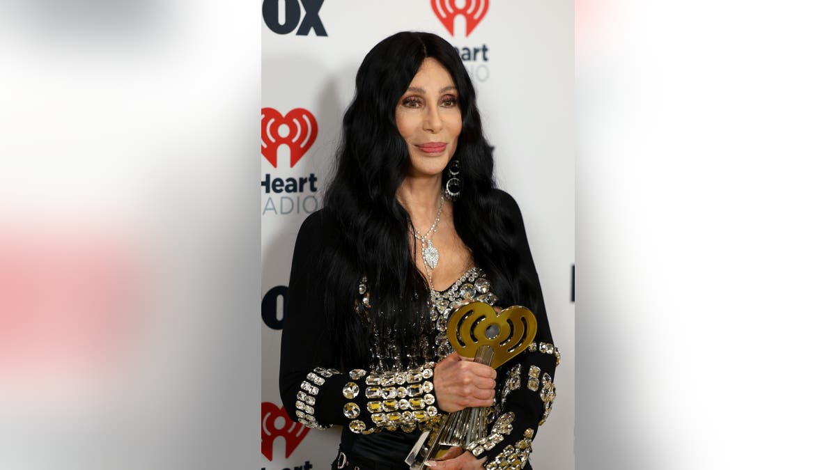 Cher nimmt eine Auszeichnung entgegen