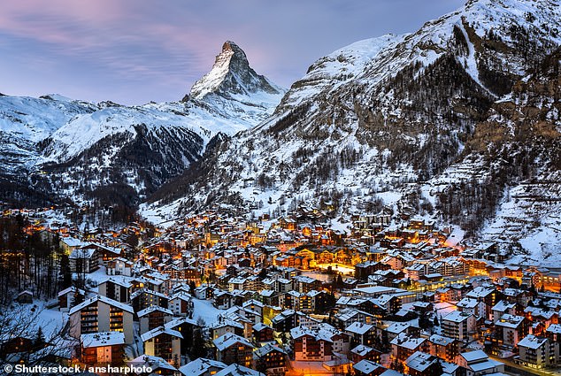 Gesamtansicht des beliebten Ferienortes Zermatt in der Südschweiz
