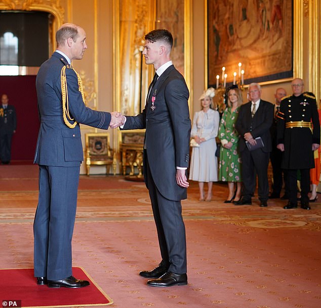 Ben, Gründer und Geschäftsführer von Gymshark, wird von seiner Familie unterstützt, als er seinen MBE von Prinz William erhält