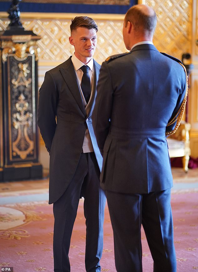 Dem 31-Jährigen wurde die Ehre im Rahmen einer Investiturzeremonie auf Schloss Windsor verliehen