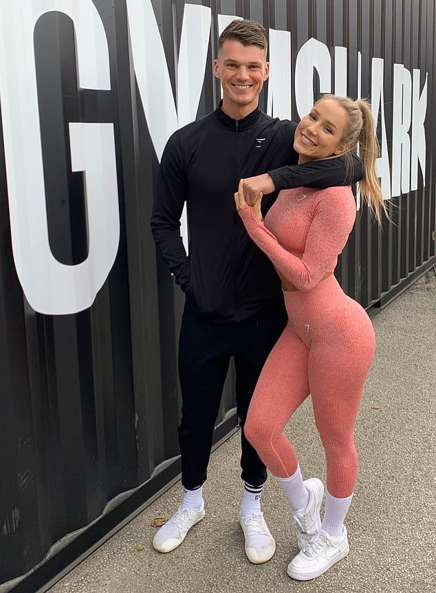 Francis abgebildet in Gymshark-Sportausrüstung mit seiner Model-Frau Robin Callant.  Das Paar begrüßte am 24. Dezember 2022 Zwillingssöhne in seinem Leben