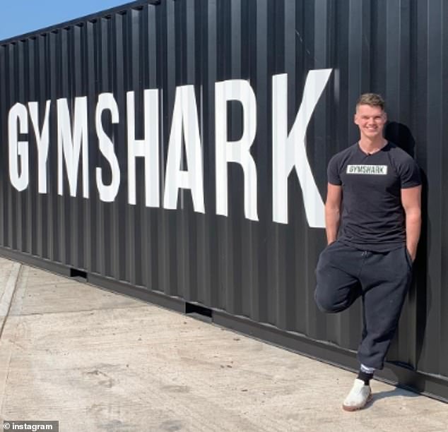 Der Gymshark-Gründer posierte mit Versandcontainern voller Fitnesskleidung der Marke