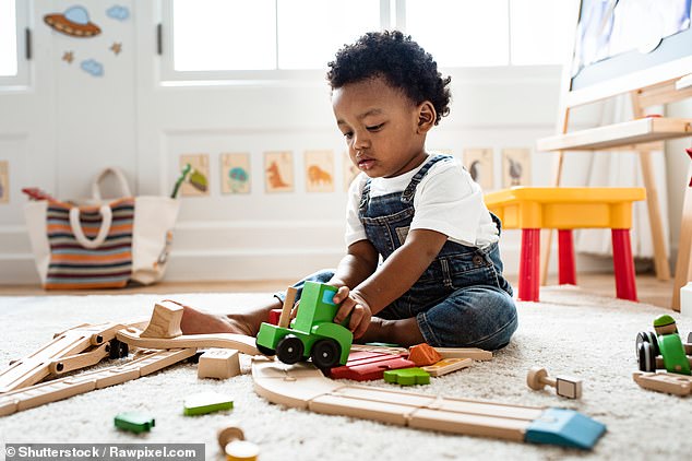 Kinder mit Autismus, die Routine mögen und Anzeichen von sich wiederholendem Verhalten zeigen, spielen möglicherweise jedes Mal auf die gleiche Weise mit einem Spielzeug oder ordnen Gegenstände in einer Reihe an