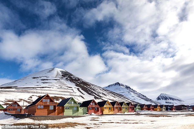 Longyearbyen ist die dem Nordpol am nächsten gelegene Stadt – in der winzigen Siedlung leben nur 2.400 Menschen und das Klima ist „unvorhersehbar“.