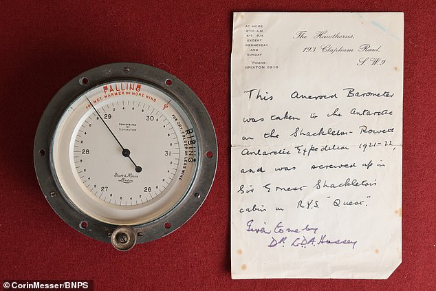 Dem Barometer ist ein Brief beigefügt, in dem es heißt: „Dieses Aneroidbarometer wurde auf der Shackleton-Rowett-Antarktisexpedition 1921–22 in die Antarktis gebracht und in Sir Ernest Shackletons Kabine auf der RYS Quest, die mir Dr. LDA Hussey geschenkt hatte, vermasselt.“