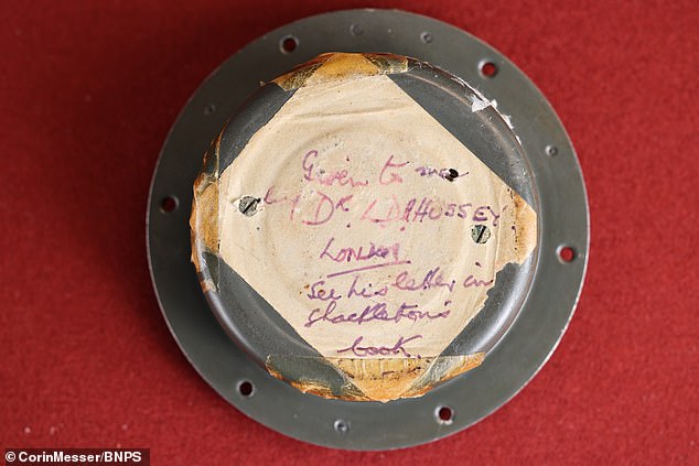 Auf der Rückseite des Barometers steht: „Mir gegeben von Dr. LD R Hussey LONDON. Siehe seinen Brief in Shackletons Buch.“