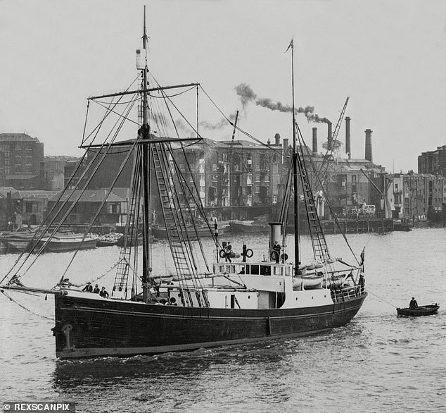 Das Schiff Quest, das bei der Ernest Shackleton-Expedition in die Antarktis eingesetzt wurde, kommt vor der Reise im Jahr 1921 aus Southampton am St. Katharine's Dock an