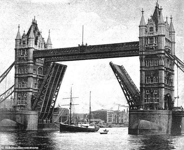 Quest über die Tower Bridge, London.  Shackleton starb an Bord des Schiffes, als es die subantarktische Insel Südgeorgien erreichte
