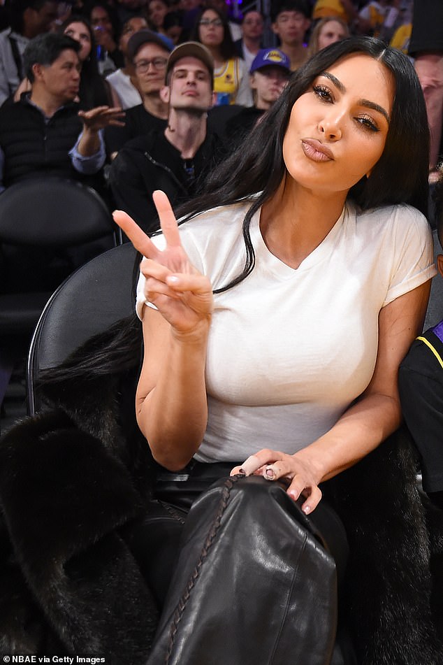 An anderer Stelle ist Kim Kardashian in Reichweite der Top 5, nachdem sie mit einem Vermögen von 1,7 Milliarden US-Dollar zur sechstreichsten Berühmtheit gewählt wurde