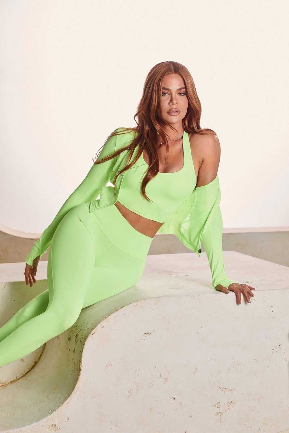 Khloe Kardashian enthüllt in Fabletics-Kampagne 4 rote Haare
