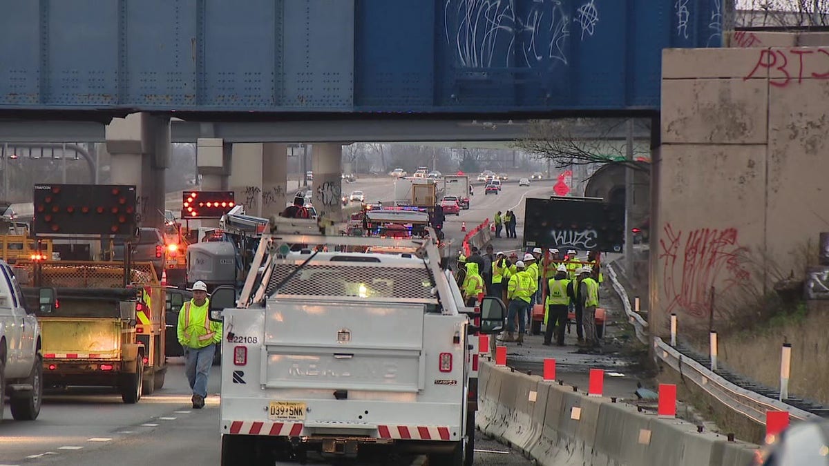 Arbeiter reagieren auf Lastwagen, der auf die Philadelphia Bridge prallt