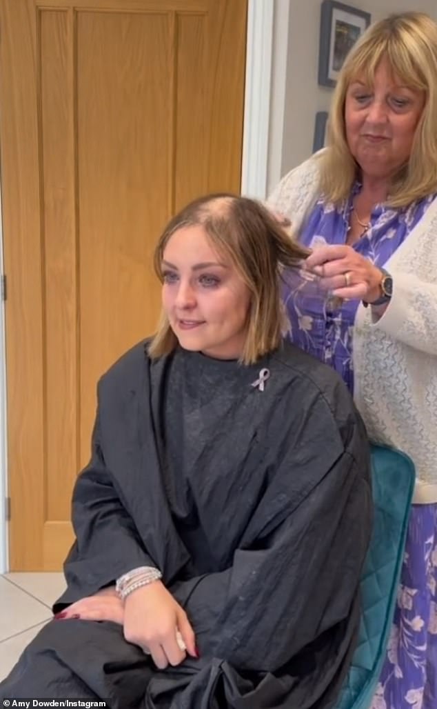 Die 33-jährige Strictly Professional, die jetzt krebsfrei ist, musste sich den Kopf rasieren, nachdem dieser letztes Jahr während ihrer Chemotherapie auszufallen begann