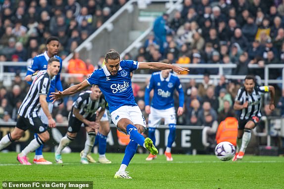NEWCASTLE UPON TYNE, ENGLAND - APRIL 02: Dominic Calvert-Lewin of Everton scores from the penalty spot during the Premier League match between Newcastle United and Everton FC at St. James Park on April 02, 2024 in Newcastle upon Tyne, England. (Photo by Emma Simpson - Everton FC/Everton FC via Getty Images)