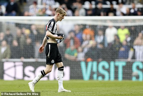 Newcastle United's Anthony Gordon leaves the pitch after being shown a second yellow card during the Premier League match at St. James' Park, Newcastle upon Tyne. Picture date: Saturday March 30, 2024. PA Photo. See PA story SOCCER Newcastle. Photo credit should read: Richard Sellers/PA Wire.RESTRICTIONS: EDITORIAL USE ONLY No use with unauthorised audio, video, data, fixture lists, club/league logos or "live" services. Online in-match use limited to 120 images, no video emulation. No use in betting, games or single club/league/player publications.