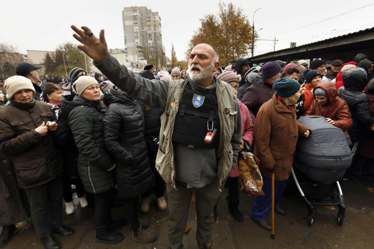 José Andrés steht inmitten von Menschen, die in Cherson, Ukraine, zum Essen anstehen.