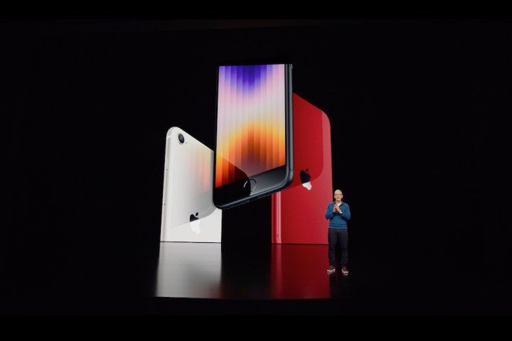 Apple iPhone SE 2022 mit Tim Cook auf der Bühne gezeigt.