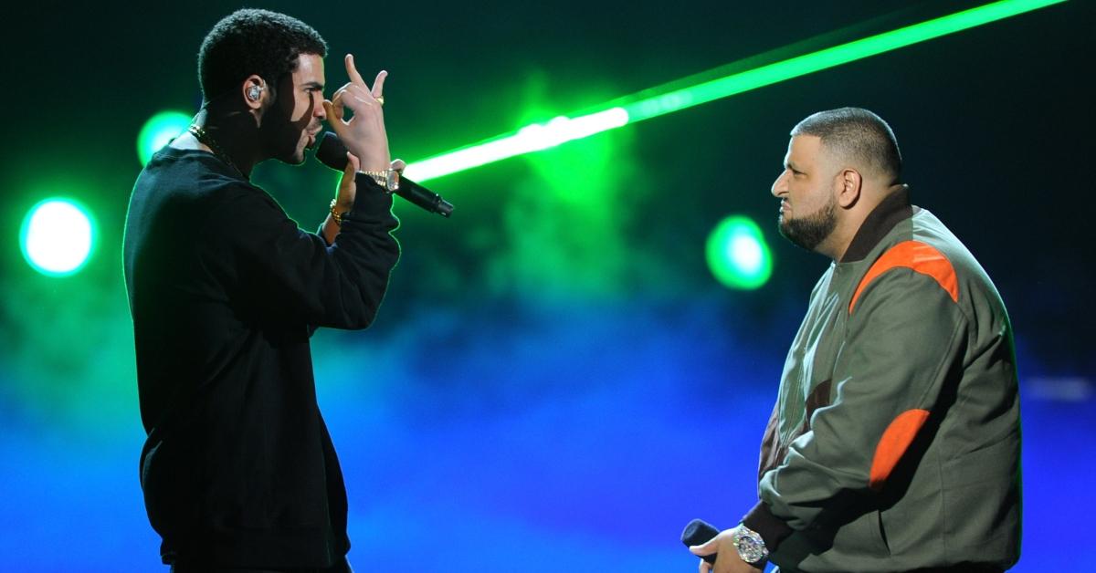 Drake (l.) und Rapper DJ Khaled treten während der BET Awards '11 am 26. Juni 2011 im Shrine Auditorium auf der Bühne auf.