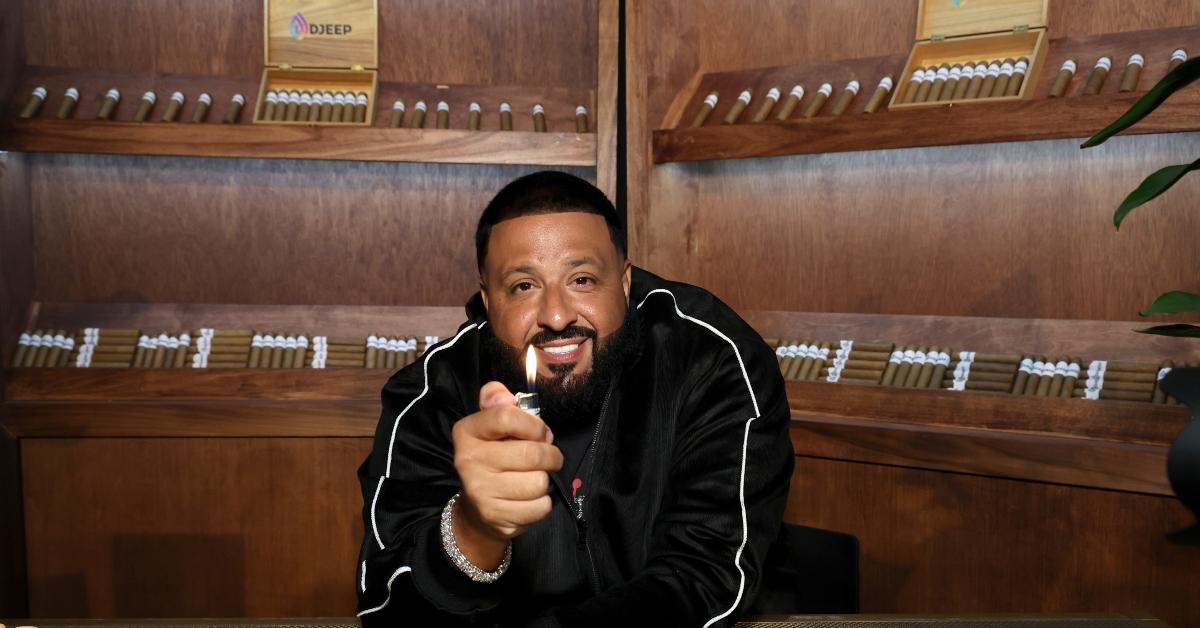 DJ Khaled hält ein DJEEP-Feuerzeug in einem Zigarrenladen. 
