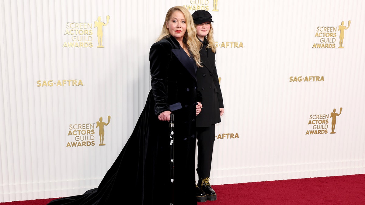 Christina Applegate in ganz Schwarz geht zusammen mit ihrer Tochter mit einem Stock über den roten Teppich der Screen Actors Guild