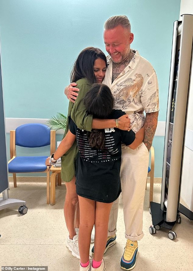 Dilly hat ihre Krebsgeschichte mit ihren Instagram-Followern geteilt und im August 2023 bekannt gegeben, dass sie ihre Behandlung abgeschlossen hat