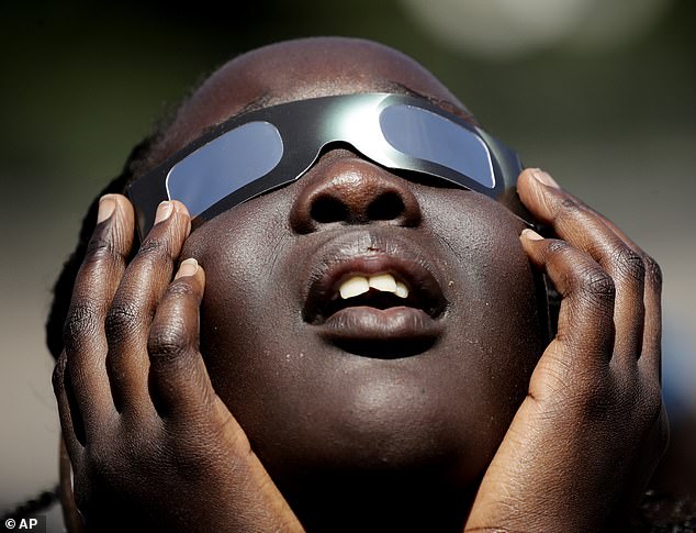 Wenn Sie vorhaben, die Sonnenfinsternis zu beobachten, achten Sie darauf, die richtige Sicherheitsausrüstung wie eine Sonnenfinsternisbrille oder eine Lochkamera zu verwenden (Aktenfoto).