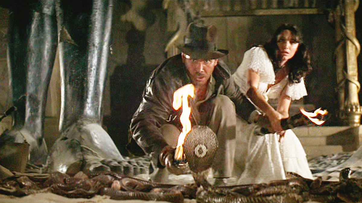 Harrison Ford spielt eine Szene aus „Indiana Jones“.