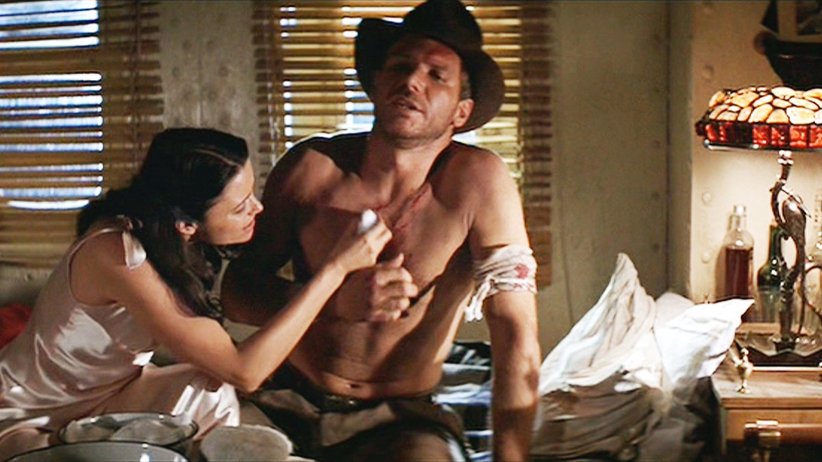 Karen Allen kümmert sich als Indiana Jones um Harrison Fords Wunde