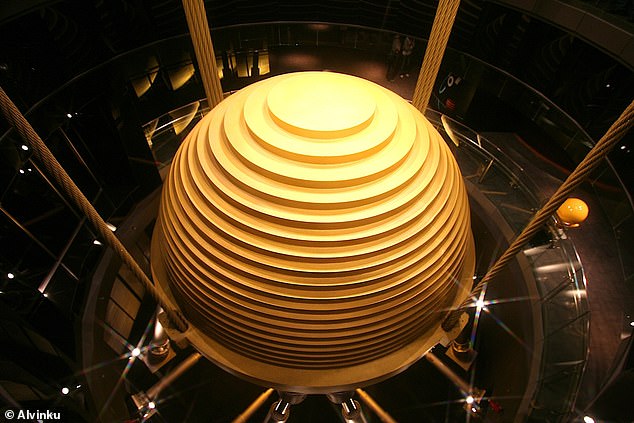 Der Schlüssel zur erstaunlichen strukturellen Integrität des Gebäudes ist eine 660 Tonnen schwere goldene Kugel, die im 92. Stock hängt – der „abgestimmte Massendämpfer“.